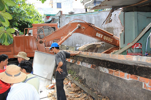 Đà Nẵng Xe múc mất phanh đâm sập quán cơm chay